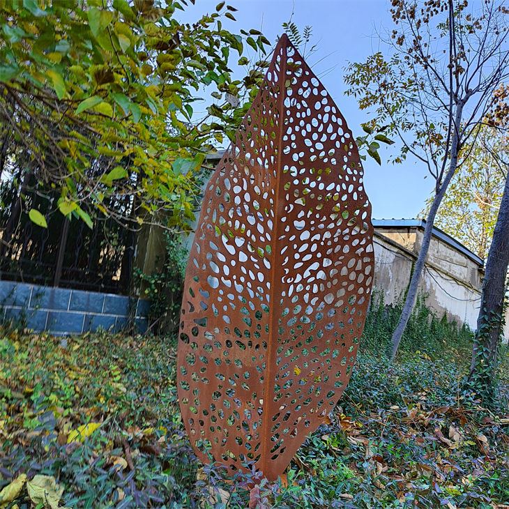 Điêu khắc thép Corten cho sân vườn